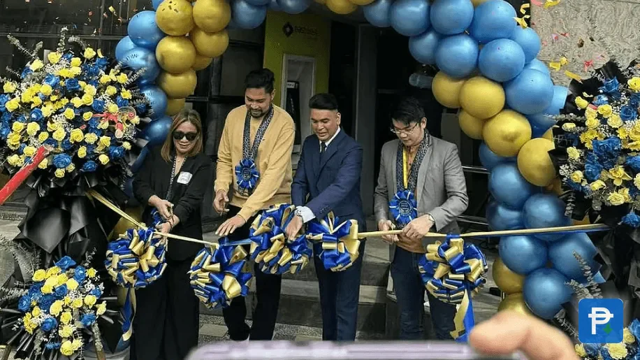 Four people cutting a ribbon beneath a blue and gold balloon arch at a store opening published by the platform, part of the record behind these Novaluxia reviews